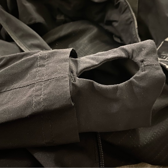 Lululemon Lightweight Water Resistant Jacket - Picture 12 of 16